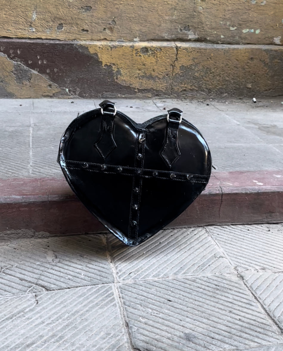 Cartera corazón con puntas de cuero