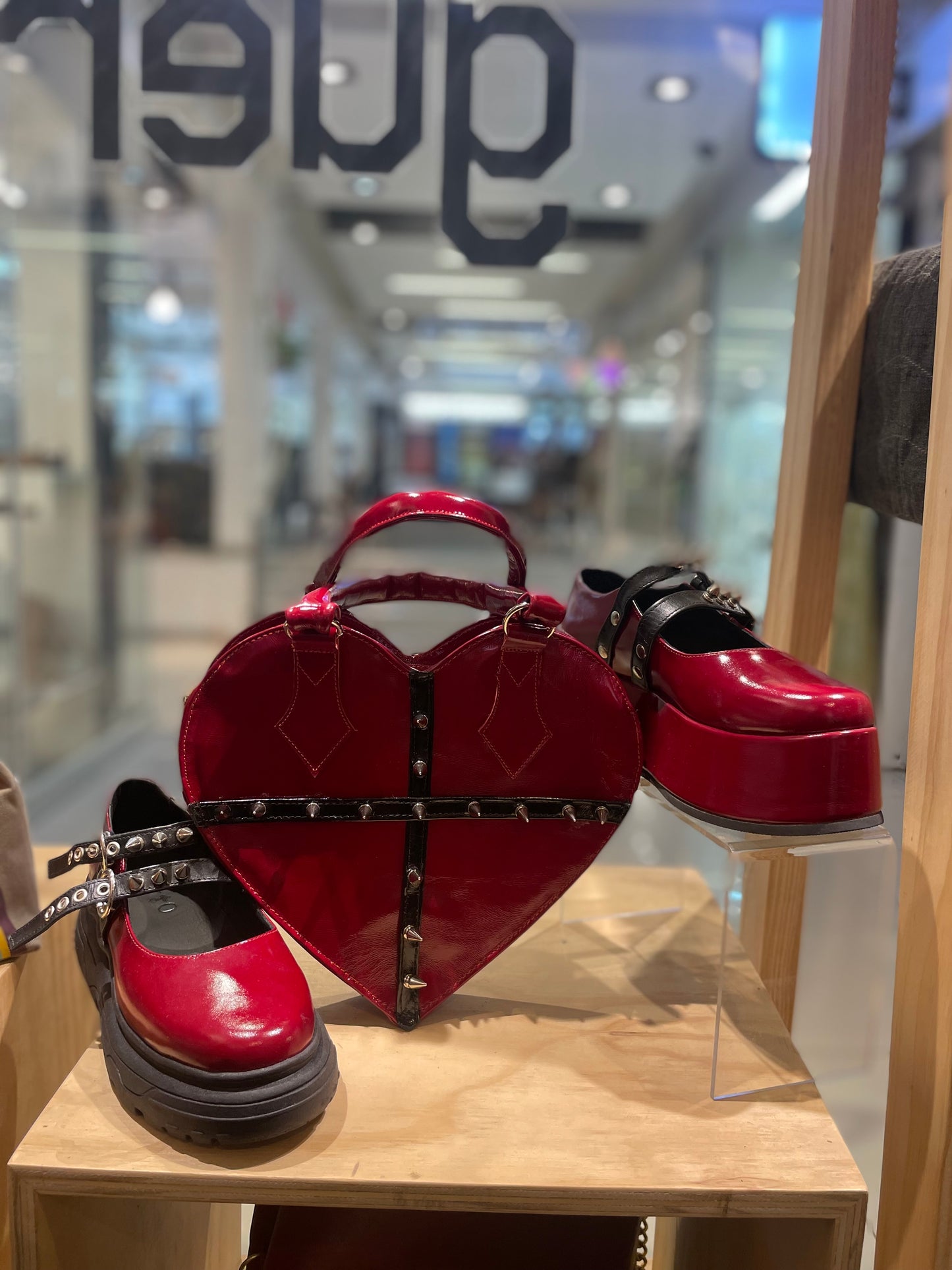 Cartera corazón con puntas de cuero