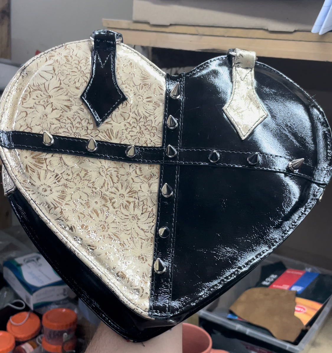 Cartera corazón de cuero